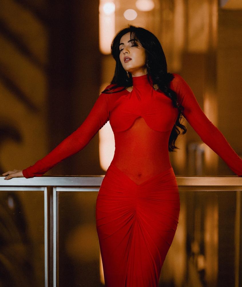 sonal-chauhan-hotter-photos